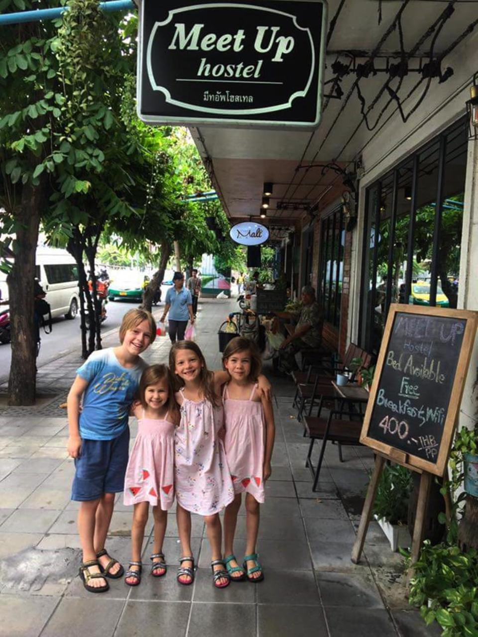 Meet Up Hostel Bangkok Dış mekan fotoğraf